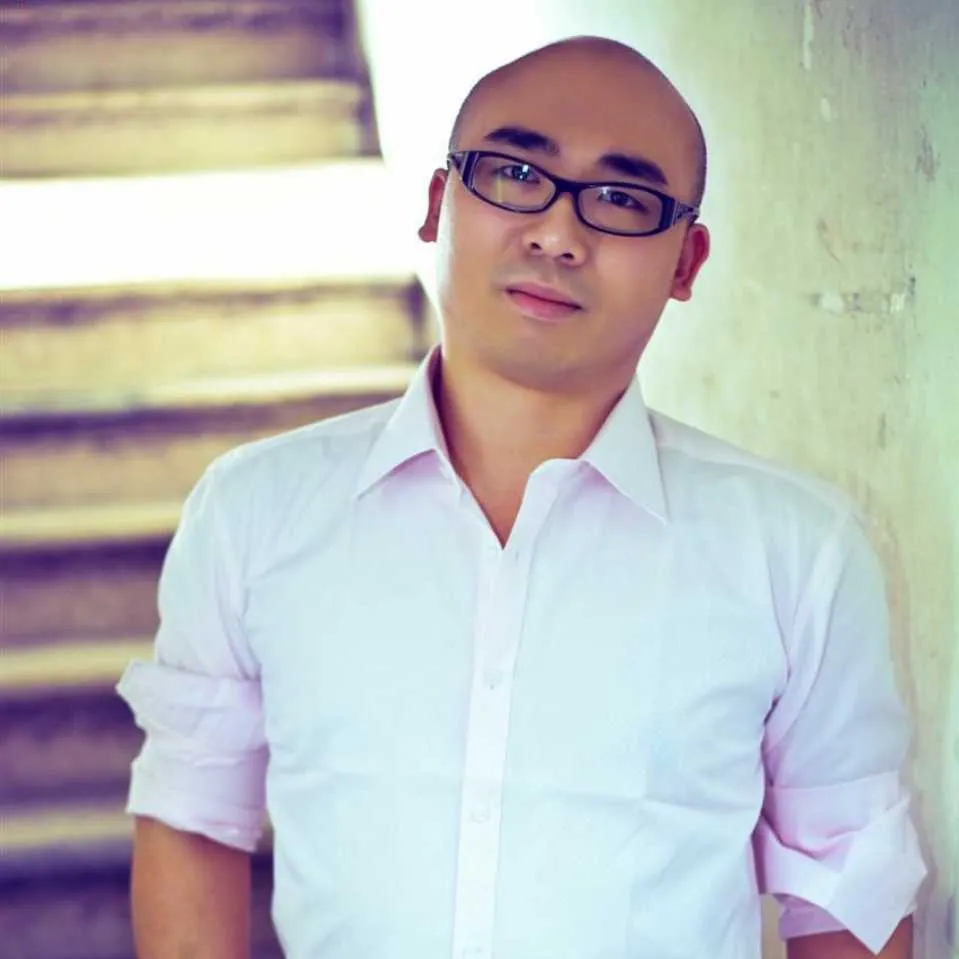Leo 区嘉劲的正式肖像